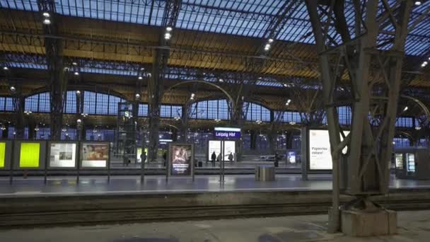Diciembre 2023 Leipzig Alemania Leipzig Hauptbahnhof Innen Abend Zur Weihnachtszeit — Vídeos de Stock