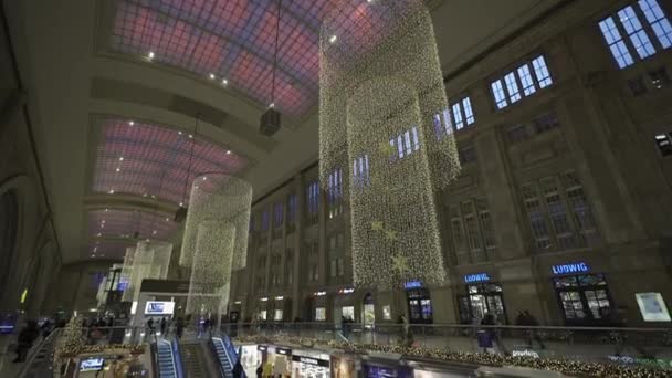 Joulukuuta 2023 Leipzig Saksa Leipzig Hauptbahnhof Innen Abend Zur Weihnachtszeit — kuvapankkivideo