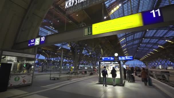 Décembre 2023 Leipzig Allemagne Leipzig Hauptbahnhof Innen Abend Zur Weihnachtszeit — Video