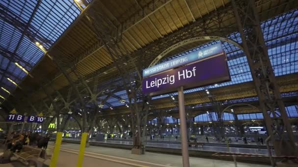 Δεκεμβρίου 2023 Λειψία Γερμανία Λειψία Hauptbahnhof Innen Abend Zur Weihnachtszeit — Αρχείο Βίντεο