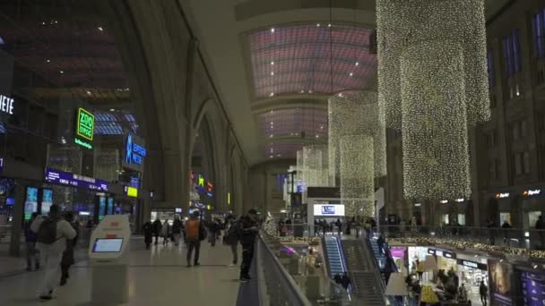 Aralık 2023 Leipzig Almanya Leipzig Hauptbahnhof Innen Abend Zur Weihnachtszeit — Stok video