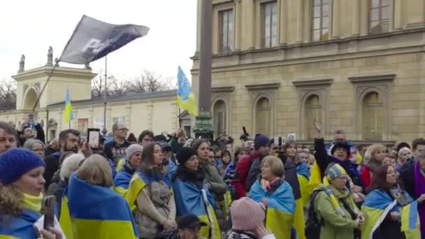 2024年2月17日德国慕尼黑 在Odeonsplatz Munchen举行支持乌克兰与俄罗斯抗战的会议 反战争抗议俄罗斯入侵乌克兰在德国的示威 — 图库视频影像