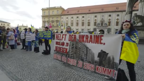 2024年2月17日 ミュンヘン ドイツ オデオン広場のムンチェンでのロシアとの戦争に対するウクライナの支援で会合 ロシアによるウクライナ侵攻に対する反戦デモ — ストック動画