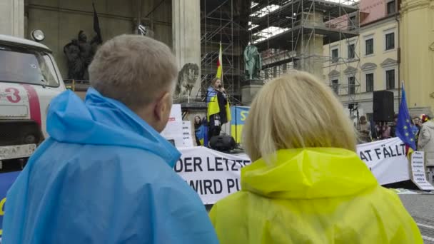 2024年2月17日 ミュンヘン ドイツ オデオン広場のムンチェンでのロシアとの戦争に対するウクライナの支援で会合 ロシアによるウクライナ侵攻に対する反戦デモ — ストック動画