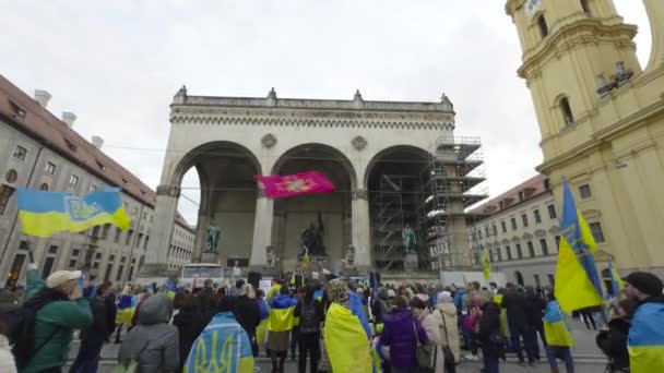 Února2024 Mnichov Německo Setkání Podporu Ukrajiny Proti Válce Ruskem Odeonsplatz — Stock video