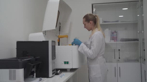 Діагностичний Лабораторний Вчений Який Носить Захисні Рукавички Працює Біохімічним Автоматизованим — стокове відео