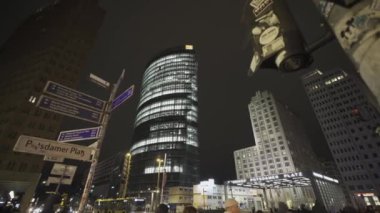 26 Aralık 2023. Berlin, Almanya. Akşam Potsdamer Platz Berlin 'de. Potsdamer Platz 'daki Gece Şehri silueti. Gece şehri, gökdelenler, şehir merkezinde ulaşım. Yeni modern finans bölgesi. 