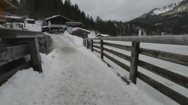 Lago Spitzingsee Inverno Coberto Com Neve Gelo Tempo Nublado Congelante — Vídeo de Stock