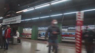 15 Nisan 2022. Münih, Almanya. U-Bahnhof Innsbrucker Halkası Münih metro aktarma istasyonu şehrin doğusunda. Munchen metro istasyonu. İç mekan ve tren. U-Bahn Linie Muenchen. Münih U-Bahn sistemi. 
