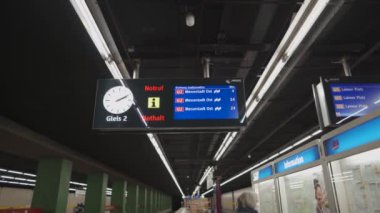 15 Nisan 2022. Münih, Almanya. U-Bahnhof Innsbrucker Halkası Münih metro aktarma istasyonu şehrin doğusunda. Munchen metro istasyonu. İç mekan ve tren. U-Bahn Linie Muenchen. Münih U-Bahn sistemi. 