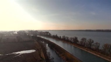 İsmaninger Speichersee Munchen, Bayern, Deutschland. Baharda güneşli havalarda su kanalları ve su rezervuarı. Su depolama sistemi, Münih atık suyunun biyolojik tedavisinde sahne görevi görüyor. 