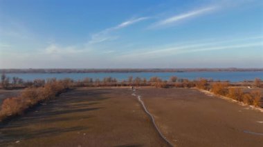İsmaninger Speichersee Munchen, Bayern, Deutschland. Baharda güneşli havalarda su kanalları ve su rezervuarı. Su depolama sistemi, Münih atık suyunun biyolojik tedavisinde sahne görevi görüyor. 