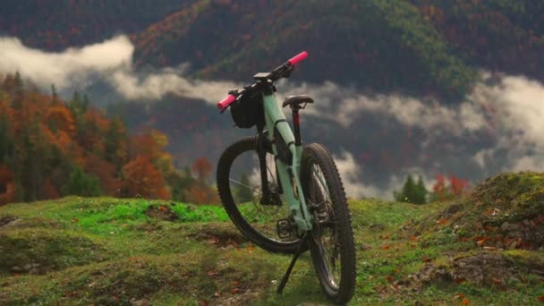 Jesienią Rower Elektryczny Stoi Wysokiej Górze Nad Chmurami Alpach Bawarskich — Wideo stockowe