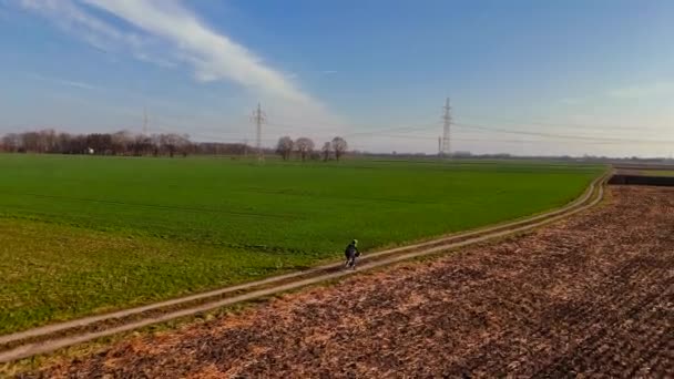 Αρσενικό Ποδηλάτης Ιππασία Χαλίκι Ποδήλατο Επαρχιακό Δρόμο Μέσα Από Αγρόκτημα — Αρχείο Βίντεο