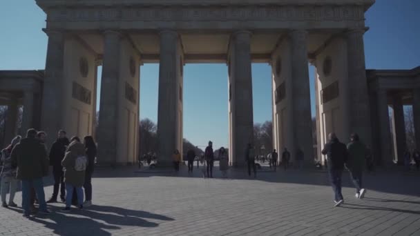 2022年3月10日 ドイツだ ベルリンだ ブランデンブルガー トール 観光客は晴れた春の日にベルリンの主要な観光名所ブランデンブルク門を散策します ベルリンの新古典主義凱旋門 — ストック動画