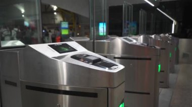 İtalya 'da geçiş ve bilet ücreti için turnike, Roma havaalanı istasyonu. Tren bileti için sınırsız ödeme. Avrupa 'daki tren istasyonuna giriş ücreti onaylı. Nakliye ödeme sistemi