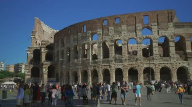 10 Ekim 2023. Roma, İtalya. İtalya, Roma 'da kolezyum ya da kolezyum. Ünlü antik Roma anıtı, dünyanın simgesi. Roma Kolezyumu 'nun dışında Roma şehrini ziyaret eden turistler var.. 