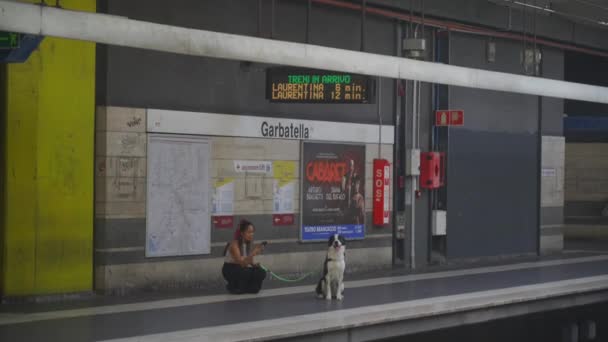 2023年10月25日 ローマ イタリア ガルバテッラ駅はローマ メトロのB線にあります 鉄道線のホームで地下鉄を待っている犬と一緒にいます ペットと公共交通機関で旅行する — ストック動画