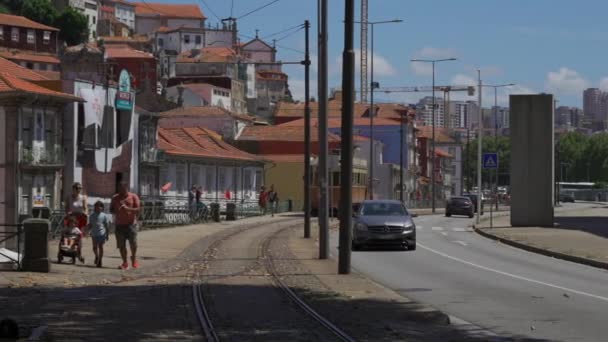 2023年8月17日葡萄牙波尔图位于波尔图老城的著名复古旅游有轨电车的街景 葡萄牙一个有轨电车的城市历史上的践踏线波尔图的典型电车 — 图库视频影像