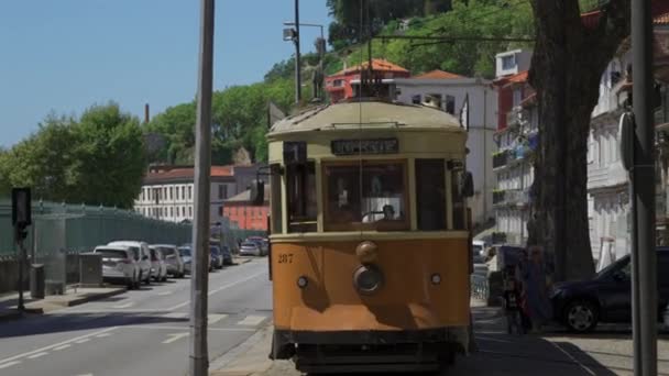 Agustus 2023 Porto Portugal Pemandangan Jalan Dengan Trem Wisata Terkenal — Stok Video