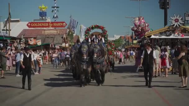 2023年9月30日 ミュンヘン ドイツ テレジアンウィーゼ モーレンチェン バイエルン ドイツのオクトーバーフェストビールフェスティバルで醸造所とコーチングマンに属する装飾馬と馬車 — ストック動画