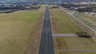Münih, Almanya Landschaftspark Hachinger Tal. Fliegerhorst Neubiberg ist ein ehemaliger Fliegerhorst in Suden von Munchen. Flugplatz Munchen Sud Luftaufnahme. Park Münih 'te kapalı bir havaalanı. Pist. 