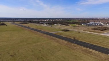 Münih, Almanya Landschaftspark Hachinger Tal. Fliegerhorst Neubiberg ist ein ehemaliger Fliegerhorst in Suden von Munchen. Flugplatz Munchen Sud Luftaufnahme. Park Münih 'te kapalı bir havaalanı. Pist. 