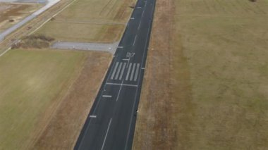 Münih, Almanya Landschaftspark Hachinger Tal. Fliegerhorst Neubiberg ist ein ehemaliger Fliegerhorst in Suden von Munchen. Flugplatz Munchen Sud Luftaufnahme. Park Münih 'te kapalı bir havaalanı. Pist. 