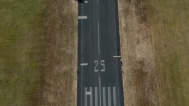 Münih, Almanya Landschaftspark Hachinger Tal. Fliegerhorst Neubiberg ist ein ehemaliger Fliegerhorst in Suden von Munchen. Flugplatz Munchen Sud Luftaufnahme. Park Münih 'te kapalı bir havaalanı. Pist. 