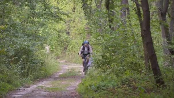 Gönüllü Bisikletçi Çöp Torbalarını Kaldırır Bisiklet Sürerken Ormanı Temizler Çevreyi — Stok video
