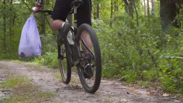 Plogging Bicicletta Volontario Beneficenza Raccoglie Detriti Forestali Rifiuti Plastica Nel — Video Stock