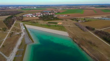 Munchen, Deutschland Riemer Ansicht von Oben 'i görün. Münih 'teki Riemer Gölü üzerinde hava manzarası. Messestadt 'taki Riemer Park' ta. Muenchech Park 'ta büyük temiz bir göl. Bugasee. Messe Riem. Badesee im Riemer Park. 