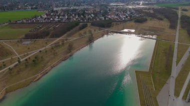 Munchen, Deutschland Riemer Ansicht von Oben 'i görün. Münih 'teki Riemer Gölü üzerinde hava manzarası. Messestadt 'taki Riemer Park' ta. Muenchech Park 'ta büyük temiz bir göl. Bugasee. Messe Riem. Badesee im Riemer Park. 