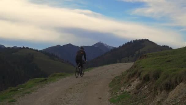 Mannelijke Fietser Rijden Grindfiets Rotsachtige Onverharde Pad Beierse Alpen Duitsland — Stockvideo