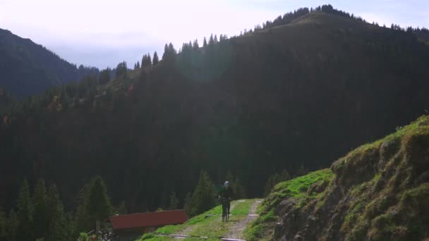 Mužský Cyklista Štěrkovém Kole Skalnaté Nezpevněné Stezce Bavorských Alpách Německu — Stock video