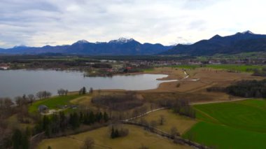 Almanya, Bavyera, Hava manzaralı Prien am Chiemsee ve arka planda Chiemgau Alpleri. Das Bayerische Meer. Chiemgauer Bergen. Bayern 'deki en büyük gölün insansız hava aracı görüntüsü. Bernau am Chiemsee. 