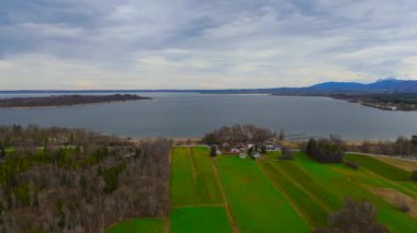 Almanya, Bavyera, Hava manzaralı Prien am Chiemsee ve arka planda Chiemgau Alpleri. Das Bayerische Meer. Chiemgauer Bergen. Bayern 'deki en büyük gölün insansız hava aracı görüntüsü. Bernau am Chiemsee. 