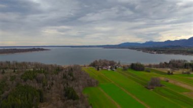 Almanya, Bavyera, Hava manzaralı Prien am Chiemsee ve arka planda Chiemgau Alpleri. Das Bayerische Meer. Chiemgauer Bergen. Bayern 'deki en büyük gölün insansız hava aracı görüntüsü. Bernau am Chiemsee. 