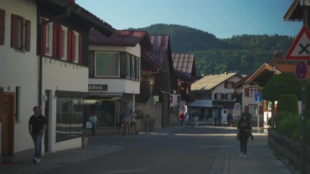 2023年9月20日 オーバーストドルフ アレゲエアルプス オルガヴァル バイエルン ドイツ バイエルンアルプス南部の小さな町を歩いている オーバーストドルフ市内中心部の観光客と観光客 — ストック動画