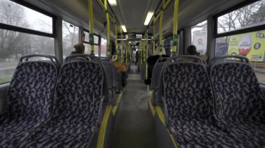 25 Aralık 2023. Almanya, Berlin. BVG belediye otobüsü, Berliner Verkehrsbetriebe yolcu koltuğundan içeriyi görüyor. Berlin 'e giden sarı şehir otobüsünün içi. Almanya 'da toplu taşıma