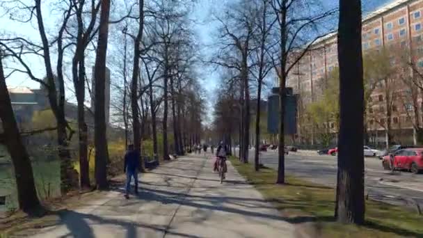 2022년 22일 자전거 사람들은 뮌헨의 따뜻한 날씨에 Isar River를 자전거 — 비디오