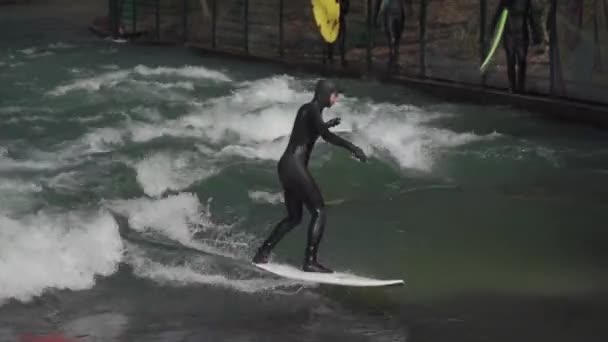 Марта 2022 Года Мюнхен Германия Surfers Surfing River Isar English — стоковое видео