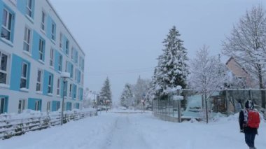 3 Aralık 2023. Almanya 'nın Münih kenti 2006' dan bu yana görülen en şiddetli kar yağışı ve Aralık ayındaki en kötü kar fırtınası yaşadı. Münih şiddetli kar yağışı yüzünden felç oldu. Münih 'te herrscht Schneeapokalypse. 
