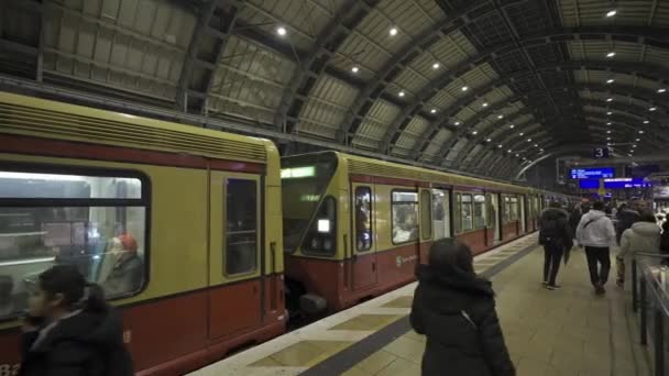 2023 December Berlin Németország Bahnhof Alexanderplatz Este City Vasútállomás Berlin — Stock videók