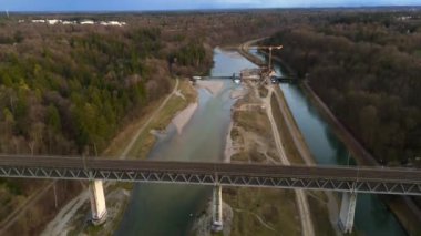Grosshesseloher Brucke Münih 'teki Isar Nehri üzerinde, Almanya hava manzaralı. Isar Nehri üzerindeki Münih 'te iki katlı demiryolu ve yaya köprüsü. Eisenbahnbrucke. Bisiklet yolu rayların altından geçiyor.. 