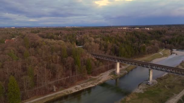 德国慕尼黑Isar河上的Grosshesseloher Brucke航海家 蒙亨伊萨河上的两层铁路和人行天桥 艾森巴恩布鲁克铁路轨道下的自行车道 — 图库视频影像