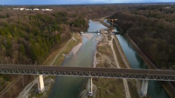 Grosshesseloher Brucke Sur Rivière Isar Munich Allemagne Vue Aérienne Chemin — Video