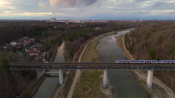 Grosshesseloher Brucke Στον Ποταμό Isar Στο Μόναχο Γερμανία Διώροφο Σιδηρόδρομο — Αρχείο Βίντεο