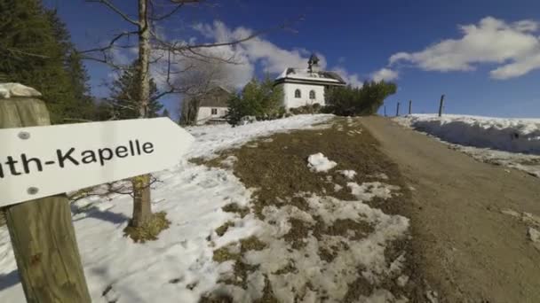 Тегернзее Германия Neureuth Kapelle Tegernsee Весной Снежный День Маленькая Белая — стоковое видео