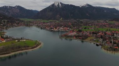 Manzara Tegernsee Gölü Bavyera. Güzel bir bahar manzarası. Karwendel Alpleri. Tegernsee kıyısındaki kasaba manzarası. Almanya 'daki Bavyera Alpleri' nde büyük ve güzel bir dağ gölü. Bayerischen Alpen. 